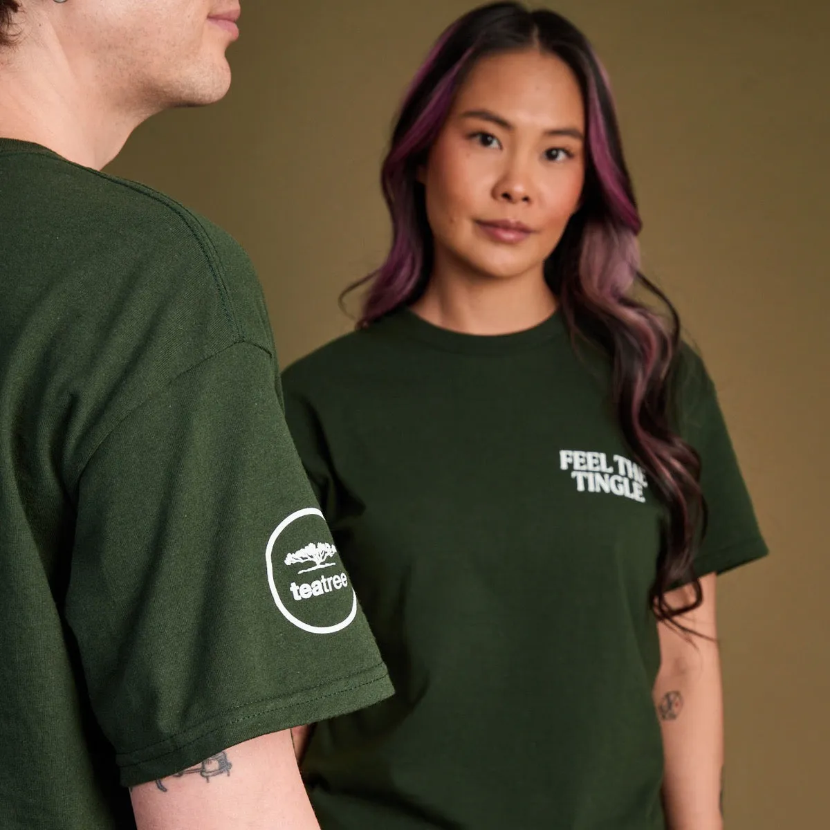 Paul Mitchell Tea Tree Feel the Tingle T-Shirt dunkelgrün